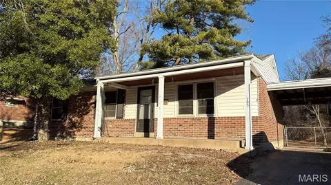705 Palace Ct, Saint Louis, MO 63135