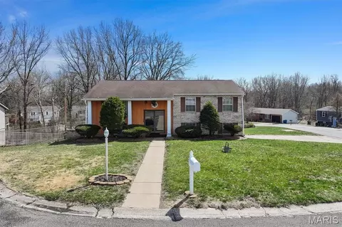 208 Pine Ridge Dr, Godfrey, IL 62035