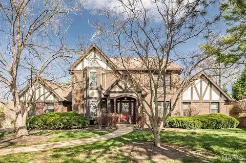 606 Aspen Ridge Ct, Chesterfield, MO 63017