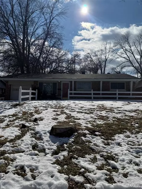 900 Marias Dr, Saint Louis, MO 63137