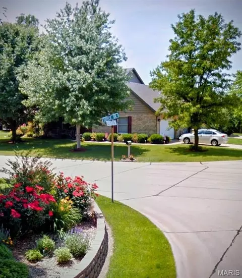 516 Springwood Dr, Belleville, IL 62220