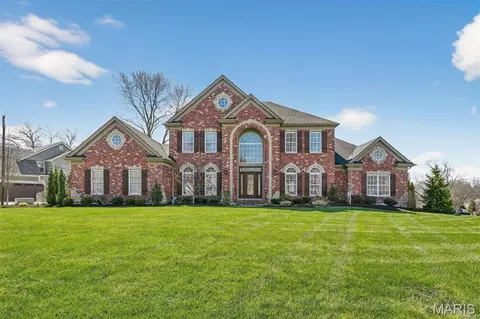 1449 Fairbrook Dr, Des Peres, MO 63131