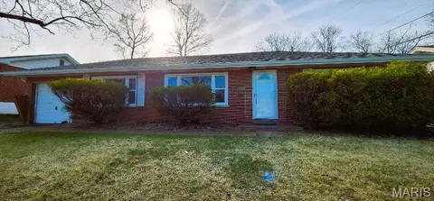 8419 Falmouth Dr, Saint Louis, MO 63121