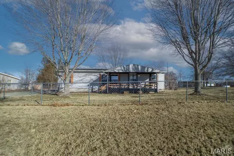 2140 Foxwood Ct, Lebanon, MO 65536