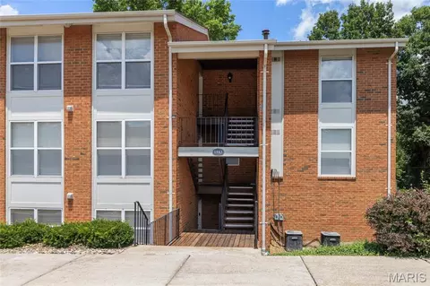 1943 Greenpoint Dr #302, Kirkwood, MO 63122