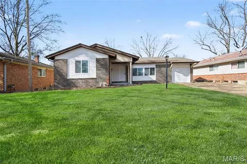 2855 Devonshire Dr, Florissant, MO 63033