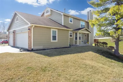 12075 Autumn Lakes Dr, Maryland Heights, MO 63043