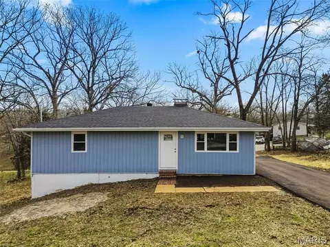3780 Sunset Dr, Pacific, MO 63069