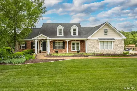 102 Seabrook Ct, Chesterfield, MO 63017