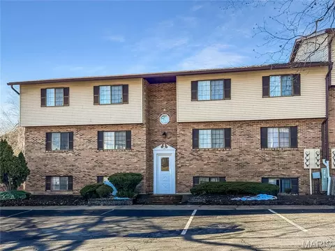 17 Village West Ct #101, Washington, MO 63090