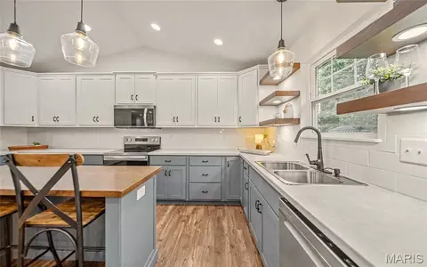Kitchen - 622 Scottsvale Dr, Rolla, MO 65401 photo 2 of 4