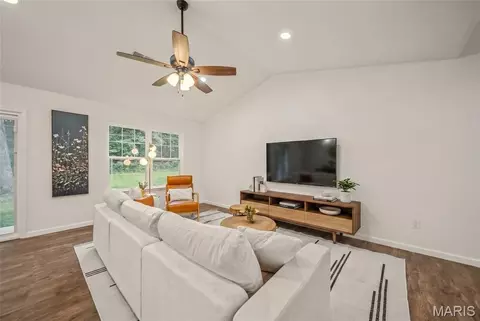 Living - 622 Scottsvale Dr, Rolla, MO 65401 photo 2 of 3