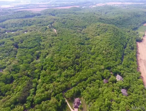 910 Wengler Rd, Eureka, MO 63069