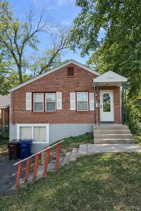 3532 Wismer Rd, Saint Ann, MO 63074