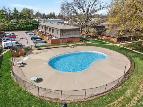 4262 Eiffel Dr, Saint Louis, MO 63125