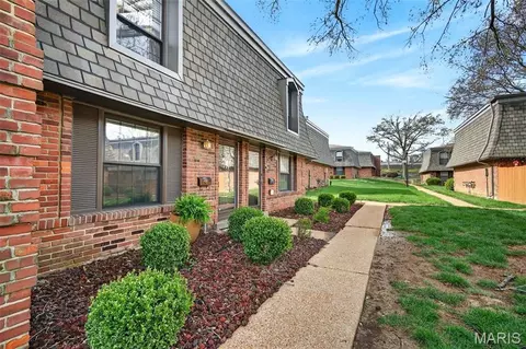 4262 Eiffel Dr, Saint Louis, MO 63125