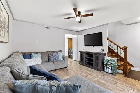 4262 Eiffel Dr, Saint Louis, MO 63125