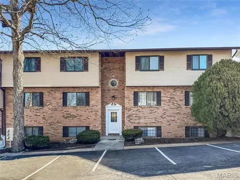 15 Village West Ct #302, Washington, MO 63090