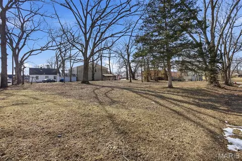 212 W 1st St, Trenton, IL 62293