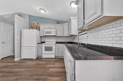 Kitchen - 2157 Gregory Dr, Pacific, MO 63069 photo 2 of 2