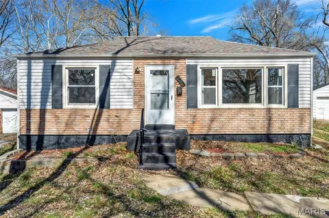 2045 Bainbridge Dr, Saint Louis, MO 63133