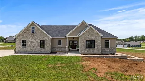 714 Magnolia Dr, Farmington, MO 63640