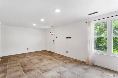 Living - 537 Blackberry Path, Arnold, MO 63010 photo 2 of 6