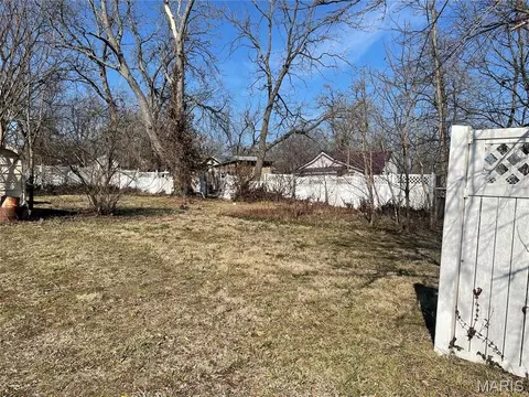 Exterior - 706 E 3rd St, Salem, MO 65560 photo 8 of 8