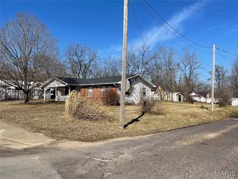 Exterior - 706 E 3rd St, Salem, MO 65560 photo 2 of 8
