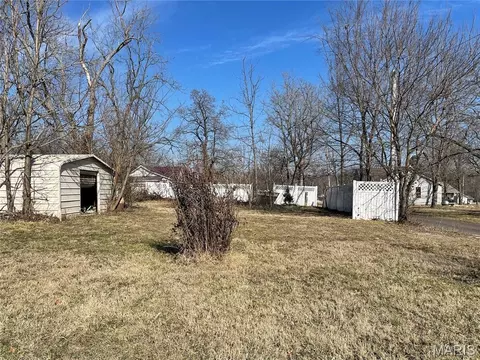 Exterior - 706 E 3rd St, Salem, MO 65560 photo 4 of 8