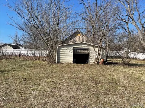 Exterior - 706 E 3rd St, Salem, MO 65560 photo 6 of 8
