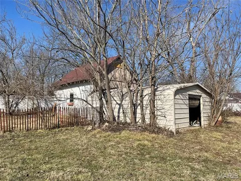 Exterior - 706 E 3rd St, Salem, MO 65560 photo 5 of 8