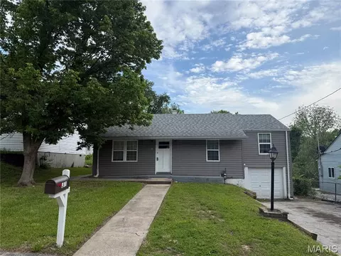 452 Bluff Dr, Saint Louis, MO 63137