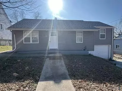 452 Bluff Dr, Saint Louis, MO 63137