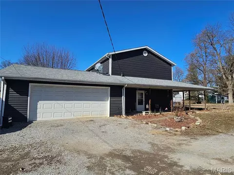 Exterior - 708 E Walnut St, Steeleville, IL 62288 photo 3 of 4