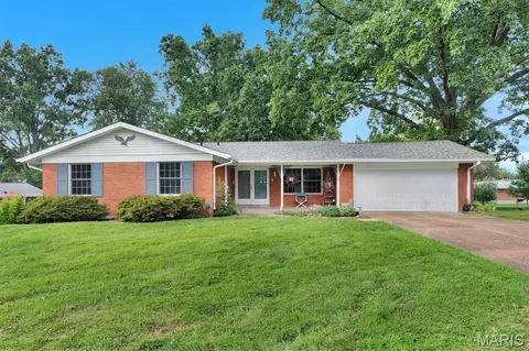 5837 Oak Forest Ln, Saint Louis, MO 63128