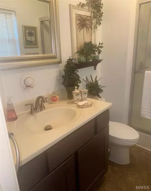 Bath - 402 Damon St, Dexter, MO 63841 photo 2 of 3