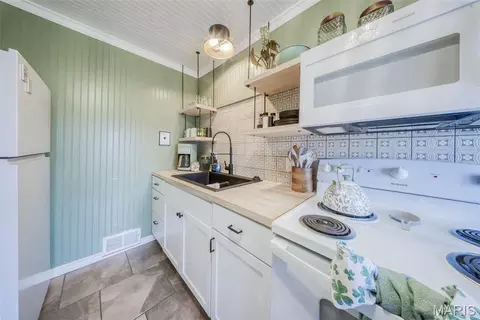Kitchen - 63 Rose Ct, Rolla, MO 65401 photo 2 of 4