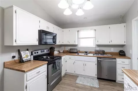 Kitchen - 16650 Walnut Dr, Plato, MO 65552 photo 2 of 2