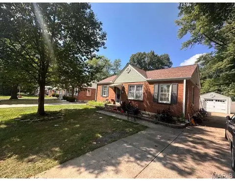 11 S Duchesne Dr, Florissant, MO 63031