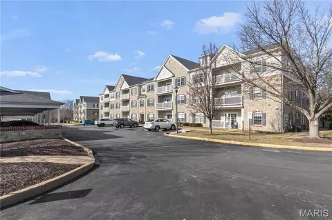 1 Monarch Trace Ct #301, Chesterfield, MO 63017