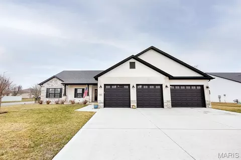 1113 Menominee Trl, Mascoutah, IL 62258