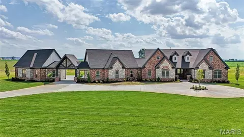 1050 Twin Silos Ln, Saint Charles, MO 63301