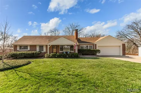 12 Winslow Ln, Des Peres, MO 63131