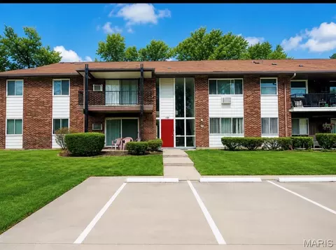 7446 Sieloff Dr #F, Hazelwood, MO 63042