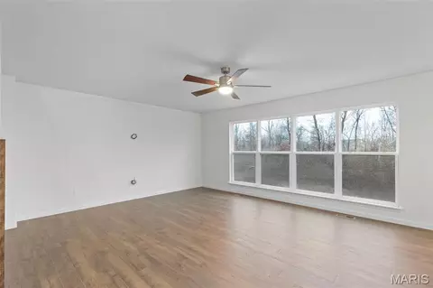 Living - 209 Gauntlet Ln, Eureka, MO 63025 photo 2 of 4