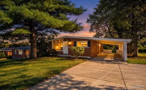 2142 Sun Valley Dr, Saint Louis, MO 63136