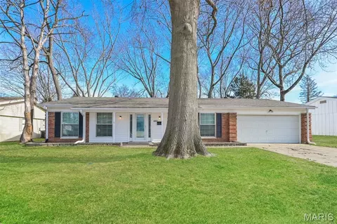 660 Brookstone Dr, Florissant, MO 63033