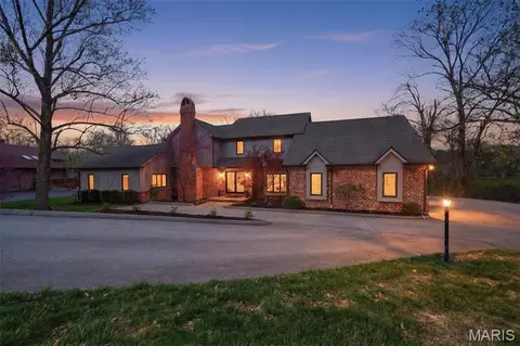 824 Bluespring Ln, Frontenac, MO 63131