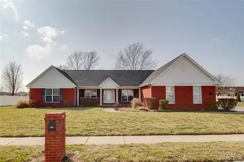 4285 Red Field Dr, Swansea, IL 62226